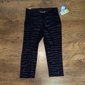 Old Navy Active fitted crop pants